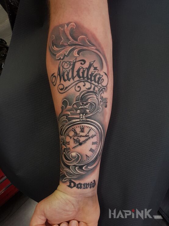 Tattoo Imiona dzieci, zegar. in lettering motif and realistic style on the forearm