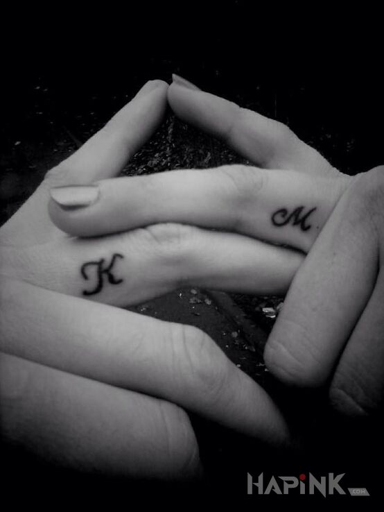 Tattoo Inicjały in Love motif on the fingers