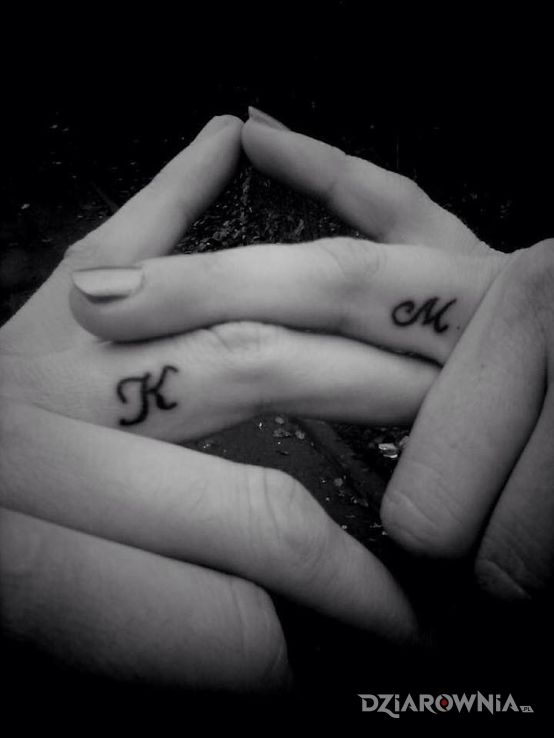 Tatuaż inicjały w motywie miłosne na palcach
