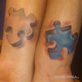 Tatuaż Dwa puzzle  na przedramieniu motyw: miłosne