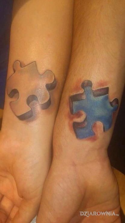 Tatuaż dwa puzzle w motywie miłosne na przedramieniu