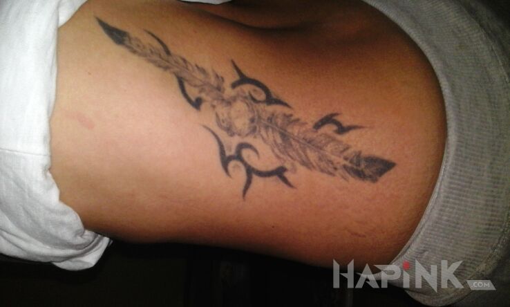 Tattoo Pióro in Indian motif on the ribs