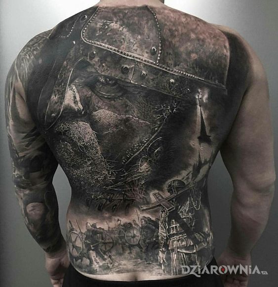 Tatuaż krzyzowcy w motywie twarze i stylu realistyczne na plecach