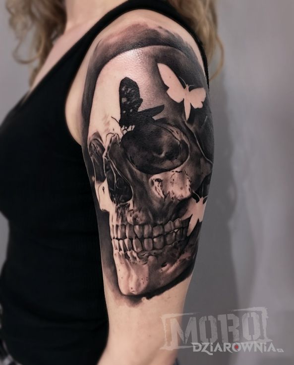 Tatuaż czacha w motywie czaszki i stylu realistyczne na ramieniu