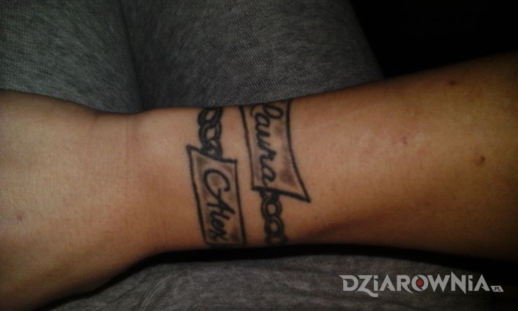 Tatuaż imiona dzieci w motywie napisy na nadgarstku