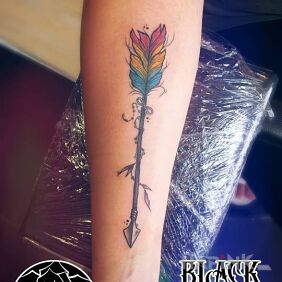 Tattoo Arrow on the forearm motif: colorful