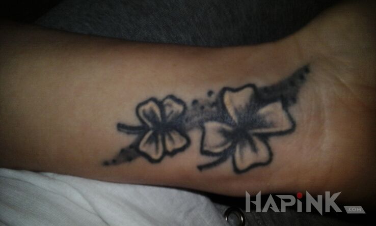 Tattoo Koniczynki na szczęście in other motif on the wrist