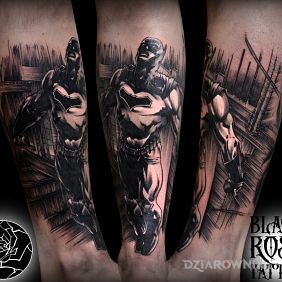 Tatuaż Batman na przedramieniu motyw: czarno-szare styl: graficzne / ilustracyjne