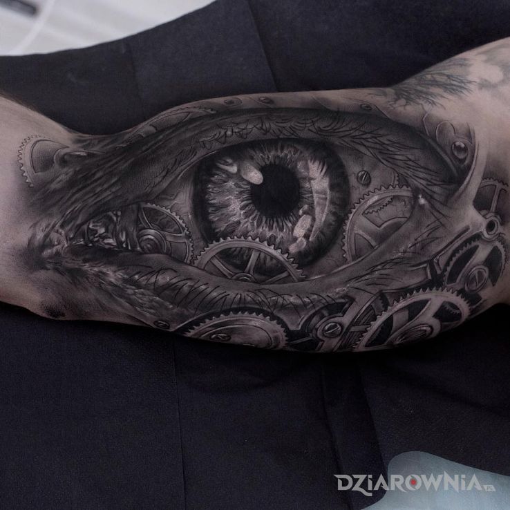 Tatuaż oko w trybach w motywie czarno-szare i stylu realistyczne na ramieniu