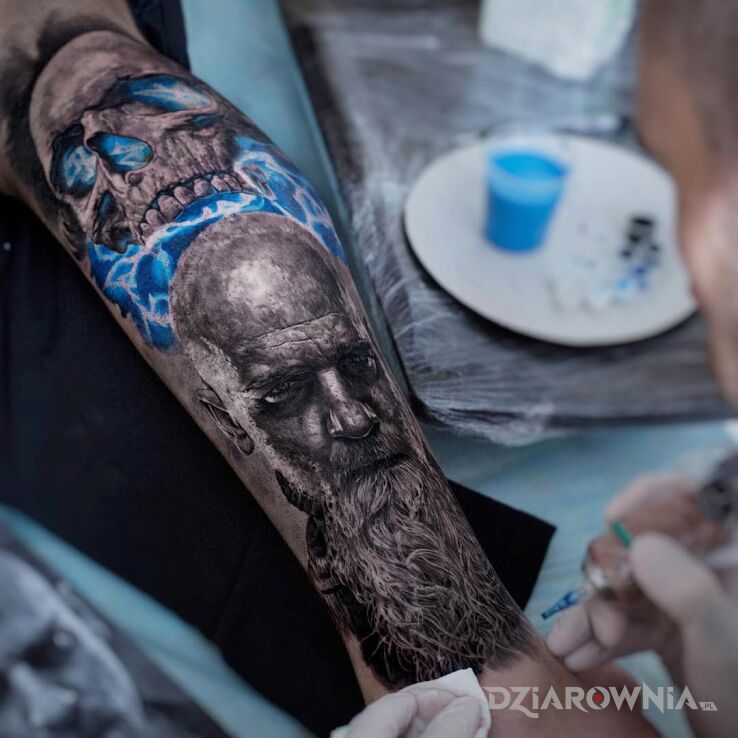 Tatuaż Fascynujący portret w motywie twarze i stylu realistyczne na łydce