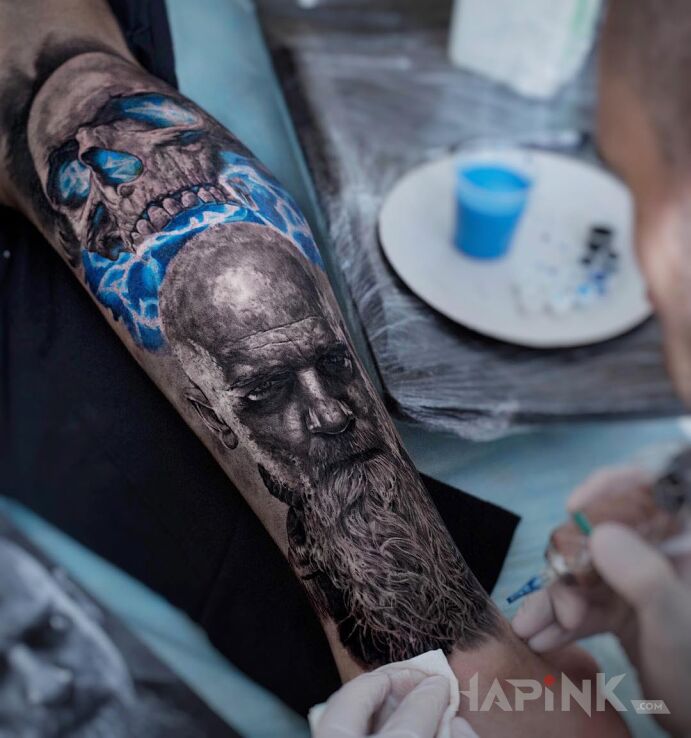 Tattoo Fascynujący portret in 3D motif and realistic style on the calf