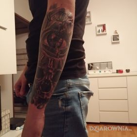 Tatuaż Zegar, czaszka na przedramieniu motyw: czarno-szare styl: realistyczne