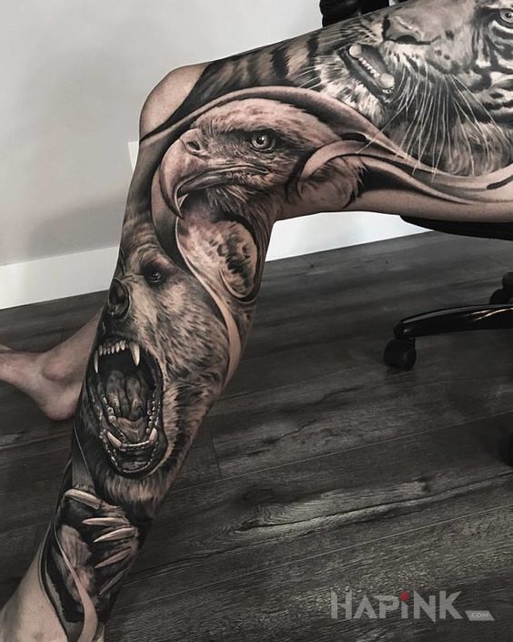Tattoo Zwierzaki w natarciu in animals motif and realistic style on the leg