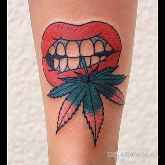 Tatuaż usta z marihuaniną w motywie pozostałe i stylu graficzne / ilustracyjne na przedramieniu