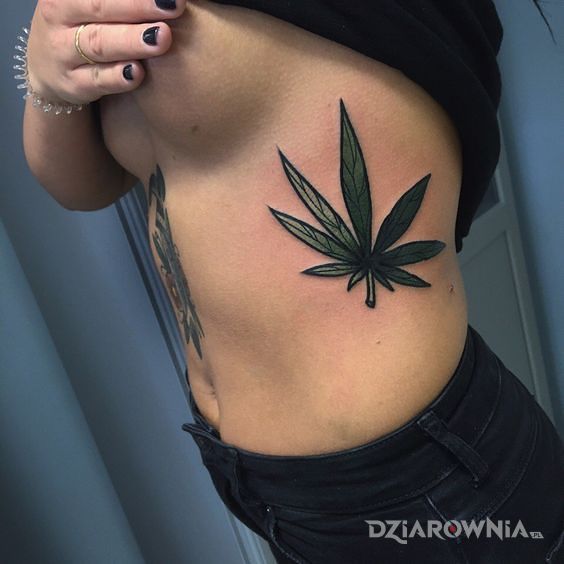 Tatuaż śmiechowy listek marihuany w motywie kolorowe i stylu graficzne / ilustracyjne na żebrach