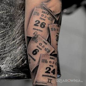 Tatuaż Kartki z kalendarza na przedramieniu motyw: pozostałe styl: realistyczne