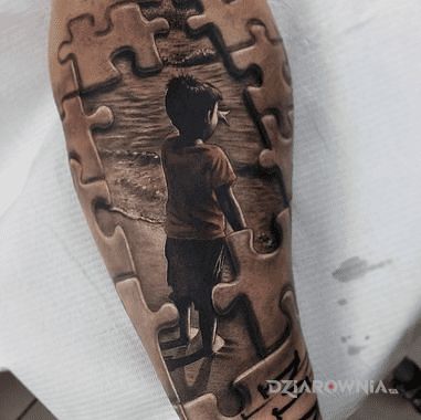 Tatuaż dziecko nad morzem w motywie 3D i stylu realistyczne na przedramieniu