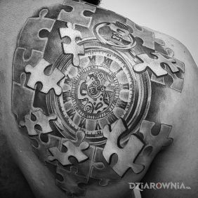 Tatuaż Puzzle czasu na łopatkach motyw: przedmioty styl: realistyczne