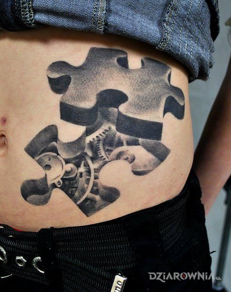 Tatuaż puzzle  tryby w motywie czarno-szare i stylu realistyczne na brzuchu