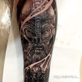 Tatuaż Wiking w hełmie na przedramieniu motyw: twarze styl: realistyczne
