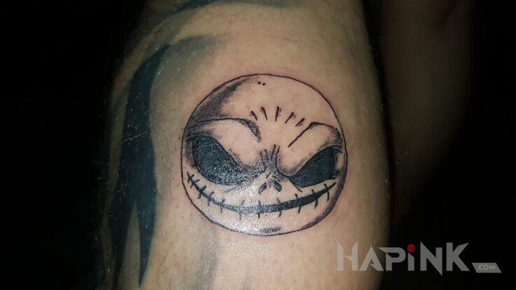 Tattoo RL5/M9 in other motif and graphic / illustrative style on the leg