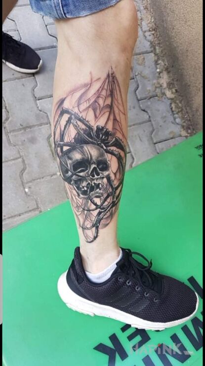 Tattoo Łydka, czaszka pajęczyna in skulls motif and graphic / illustrative style on the calf