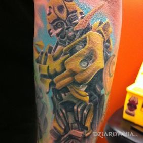 Tatuaż Bumblebee na ręce motyw: postacie styl: realistyczne