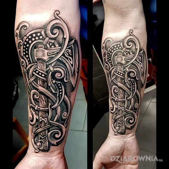 Tatuaż toporek w motywie czarno-szare i stylu celtyckie / nordyckie na przedramieniu