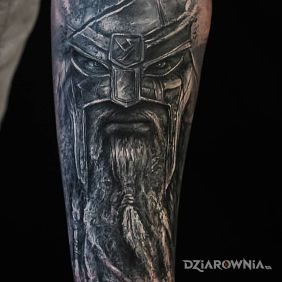 Tatuaż Ciężkozbrojny wiking na przedramieniu motyw: twarze styl: realistyczne