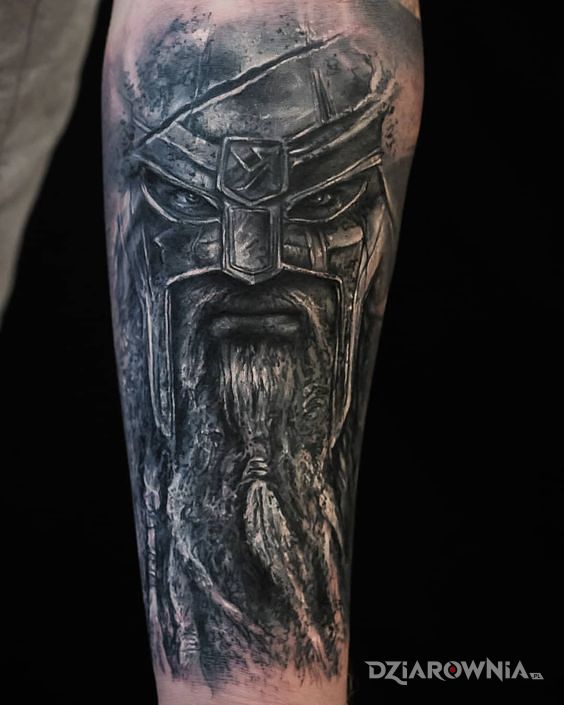 Tatuaż ciężkozbrojny wiking w motywie twarze i stylu realistyczne na przedramieniu