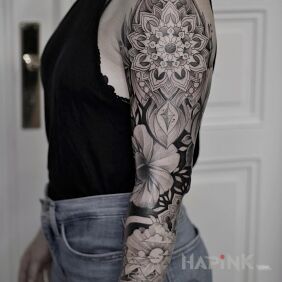 Tattoo Sleeve with flowers on the upper arm motif: sleeves style: graphic / illustrative