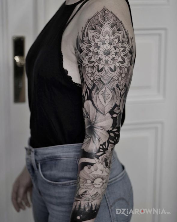 Tatuaż rękaw z kwiatami w motywie rękawy i stylu graficzne / ilustracyjne na ramieniu