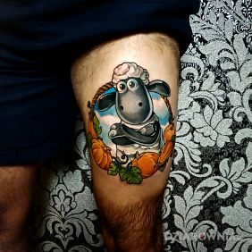 Tatuaż Baranek Shaun na nodze motyw: postacie styl: kreskówkowe / komiksowe