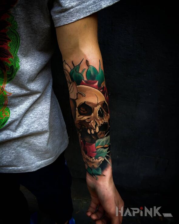 Tattoo Rozdziobana czaszka in colorful motif and realistic style on the forearm