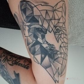 Tatuaż Lis. Fox na ramieniu motyw: czarno-szare styl: graficzne / ilustracyjne