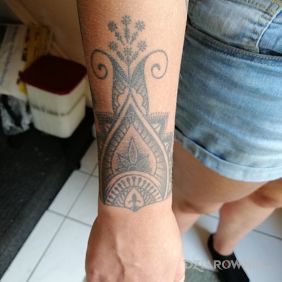 Tatuaż Tattoo na przedramieniu motyw: czarno-szare styl: graficzne / ilustracyjne
