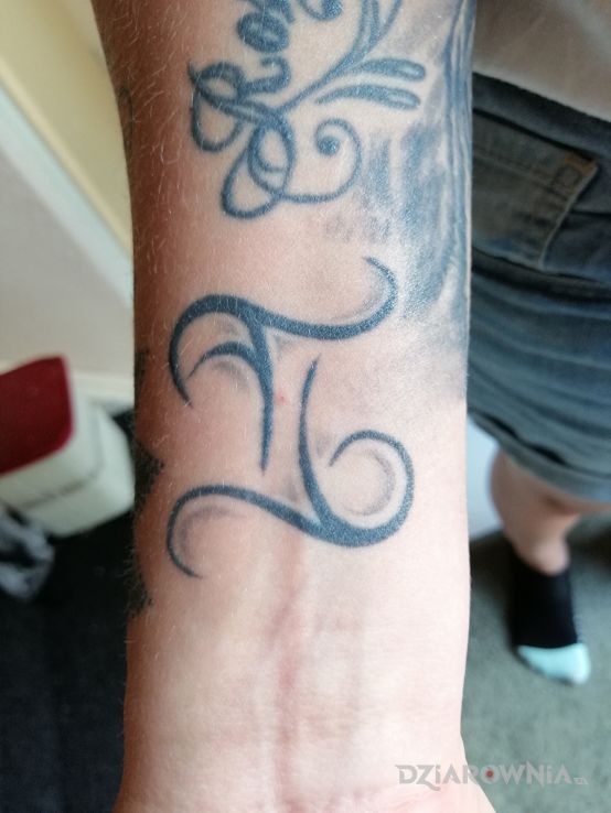 Tatuaż bliźnięta w motywie znaki zodiaku i stylu minimalistyczne na nadgarstku