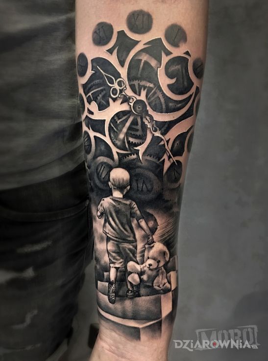 Tatuaż chłopak z misiem dzieciństwo przemijanie czasu w motywie czarno-szare i stylu realistyczne na przedramieniu