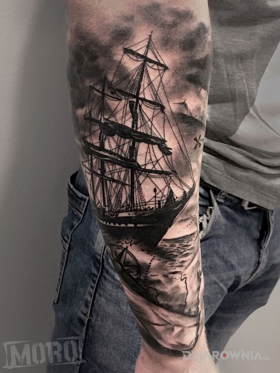 Tatuaż morze podróże statek mapa w motywie czarno-szare i stylu realistyczne na przedramieniu