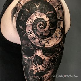 Tatuaż Czaszka, zegar na ramieniu motyw: czaszki styl: realistyczne