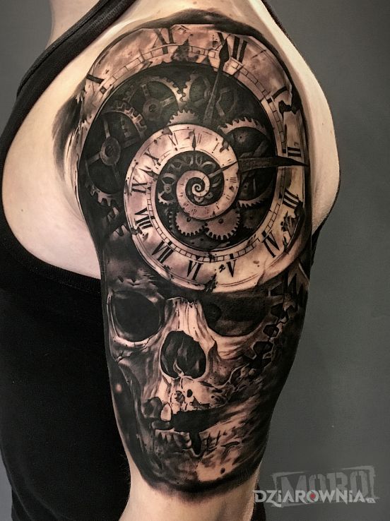 Tatuaż czaszka zegar w motywie czaszki i stylu realistyczne na ramieniu
