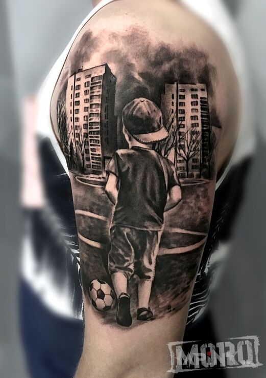 Tattoo Chłopak z piłką, boisko, bloki in 3D motif and realistic style on the upper arm