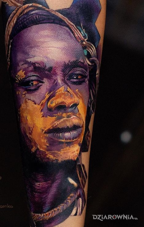 Tatuaż fioletowy tubylec w motywie twarze i stylu realistyczne na przedramieniu