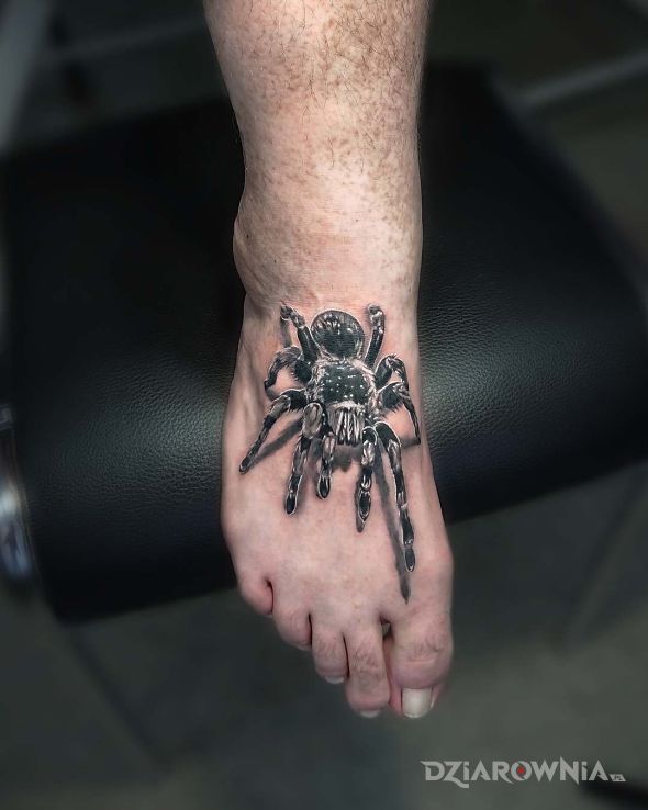 Tatuaż pajęczak w motywie czarno-szare i stylu realistyczne na stopie