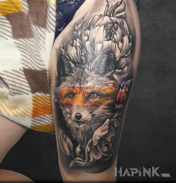 Tattoo Nie do końca rudy lis in flowers motif and realistic style on the leg