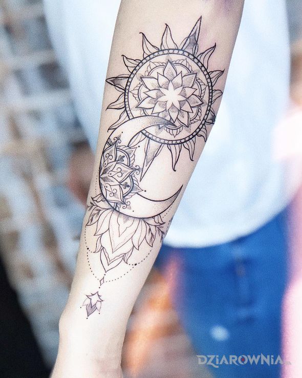 Tatuaż słońce i księżyc w motywie mandale i stylu graficzne / ilustracyjne na przedramieniu