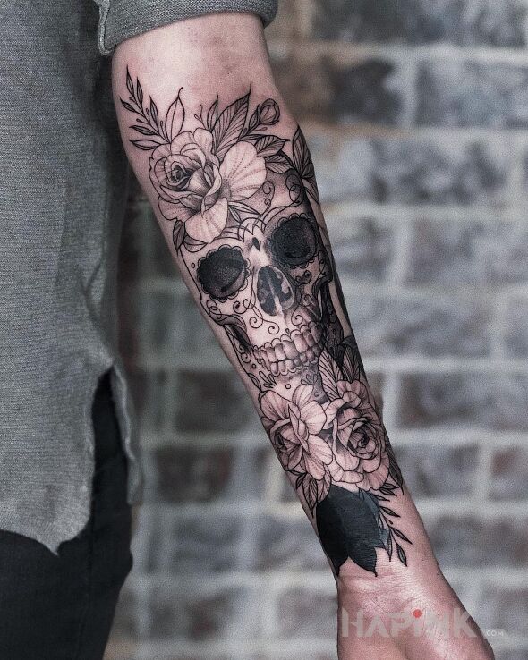 Tattoo Czaszka a do tego róże in flowers motif and graphic / illustrative style on the forearm
