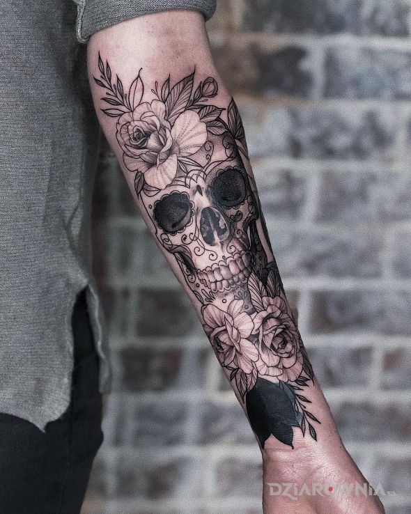 Tatuaż czaszka a do tego róże w motywie czarno-szare i stylu graficzne / ilustracyjne na przedramieniu