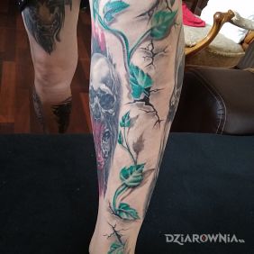 Tatuaż Bluszcz na nodze motyw: kolorowe styl: realistyczne