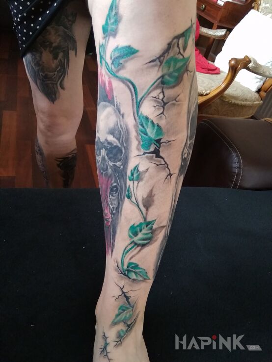 Tattoo Bluszcz in 3D motif and realistic style on the leg